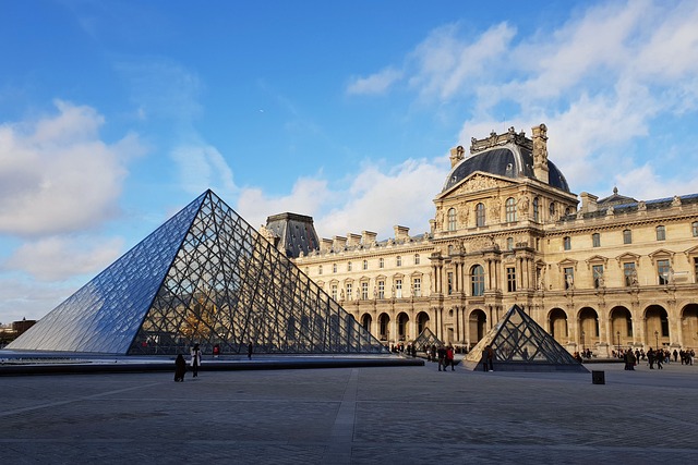 Garde d'enfants à Paris 1 : tout savoir sur comment trouver une nounou dans le quartier du Louvre.